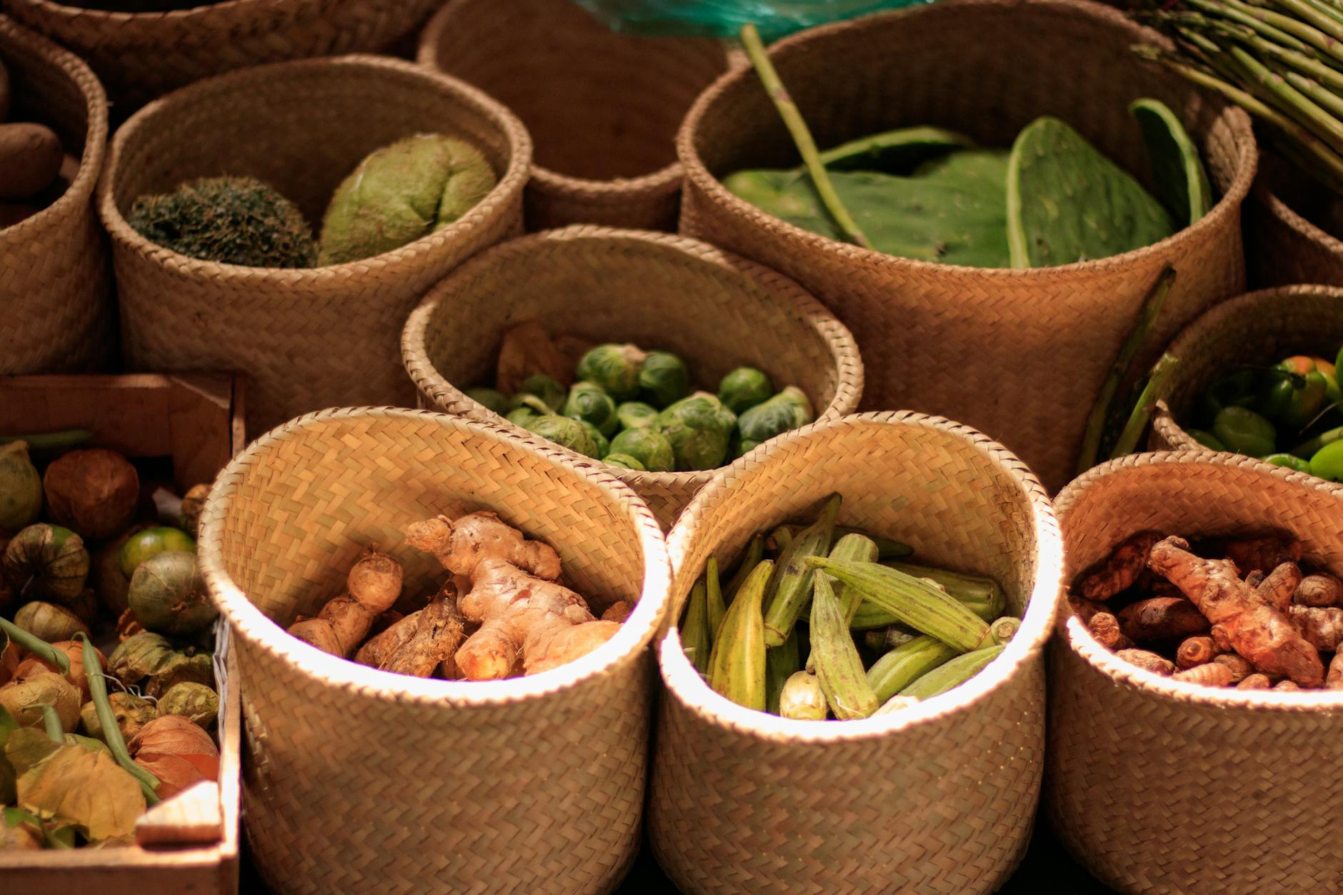 Cestas coloridas de verduras frescas en un mercado mexicano que muestran una variedad de productos.