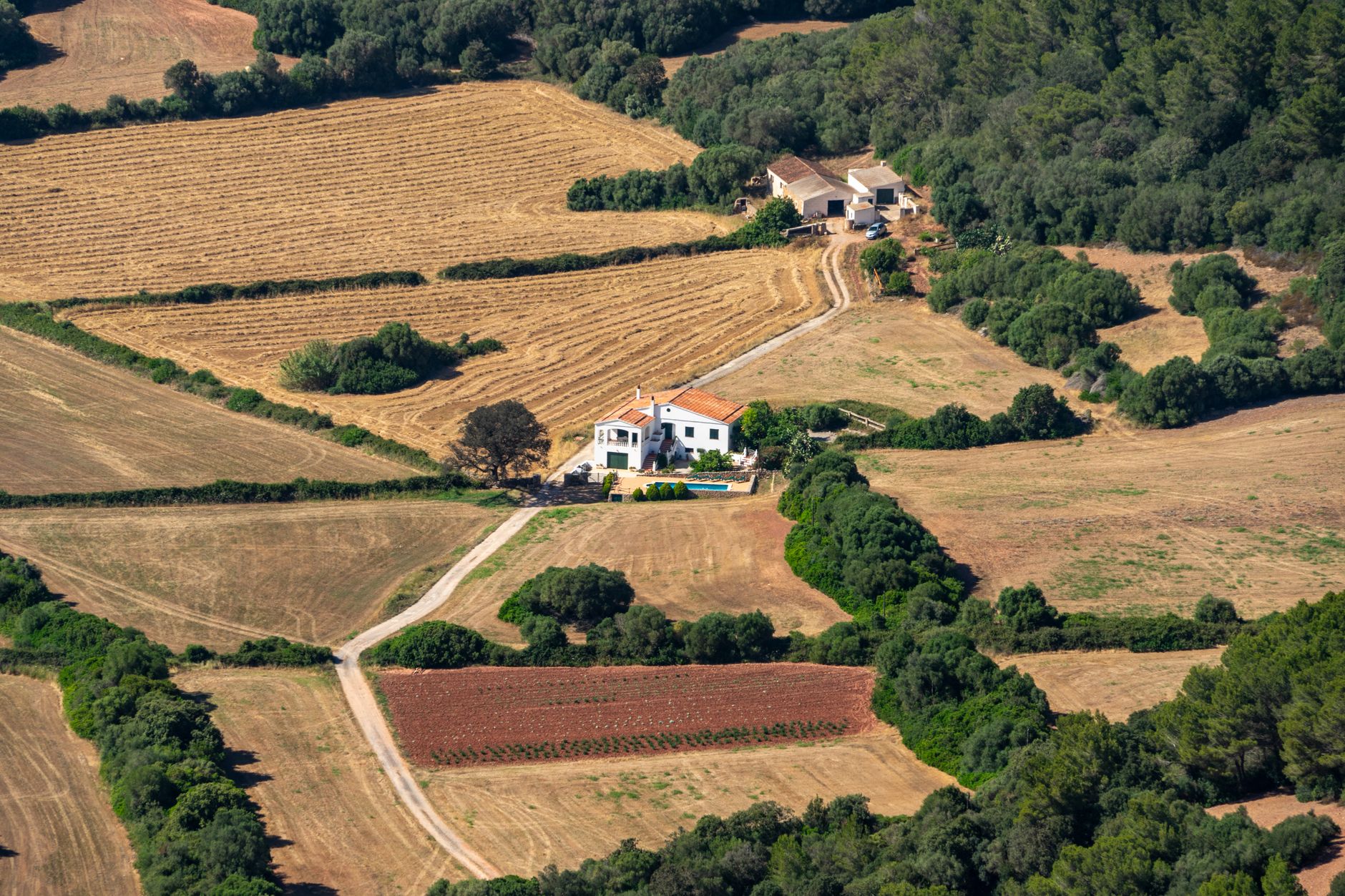 Una impresionante vista aérea de las tierras de cultivo de Ciutadella, que muestra la belleza del campo español.