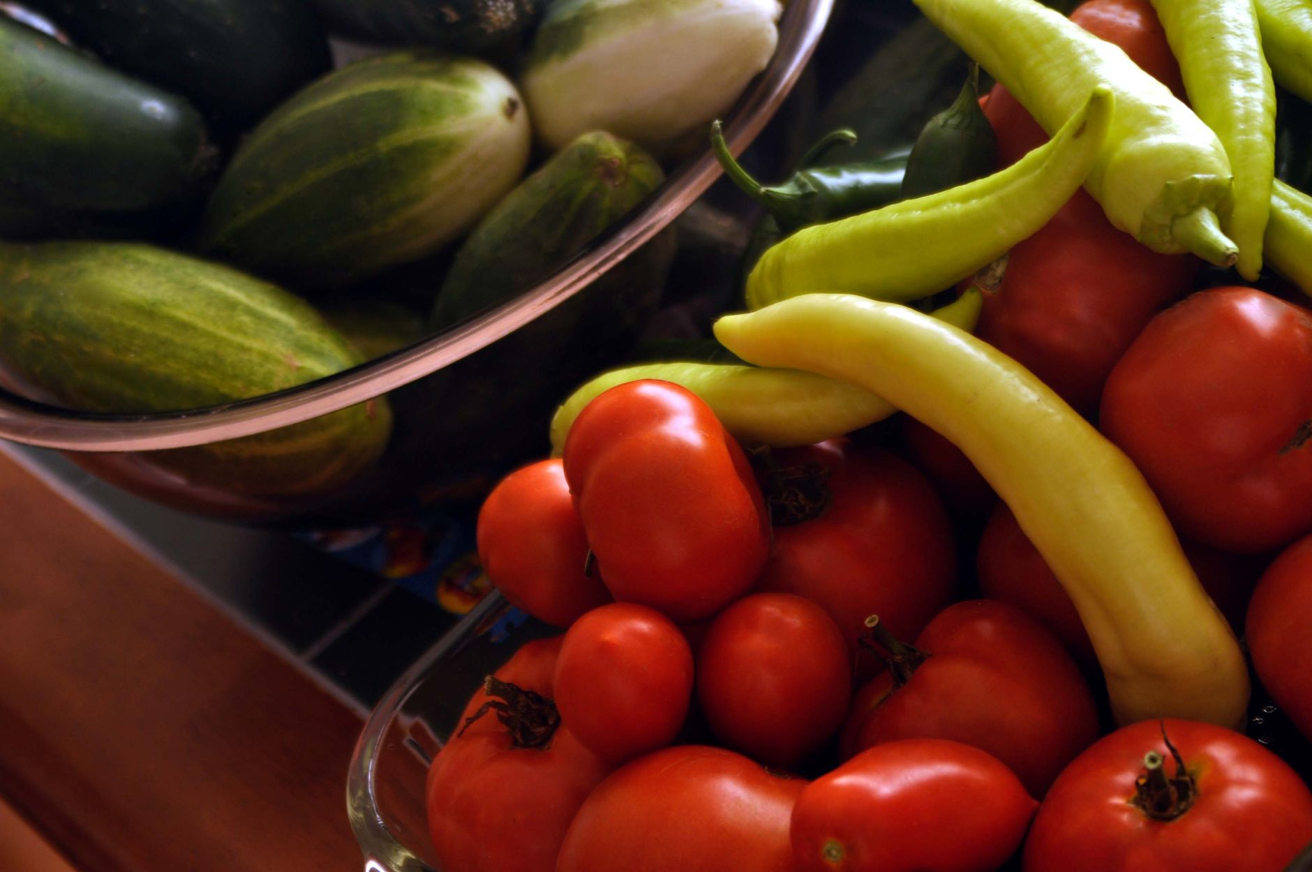 Close-up de pimientos y tomates orgánicos frescos que muestran colores vibrantes y productos saludables.